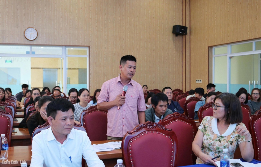 Nhân viên thu trình bày những thắc mắc liên quan trong công tác thu