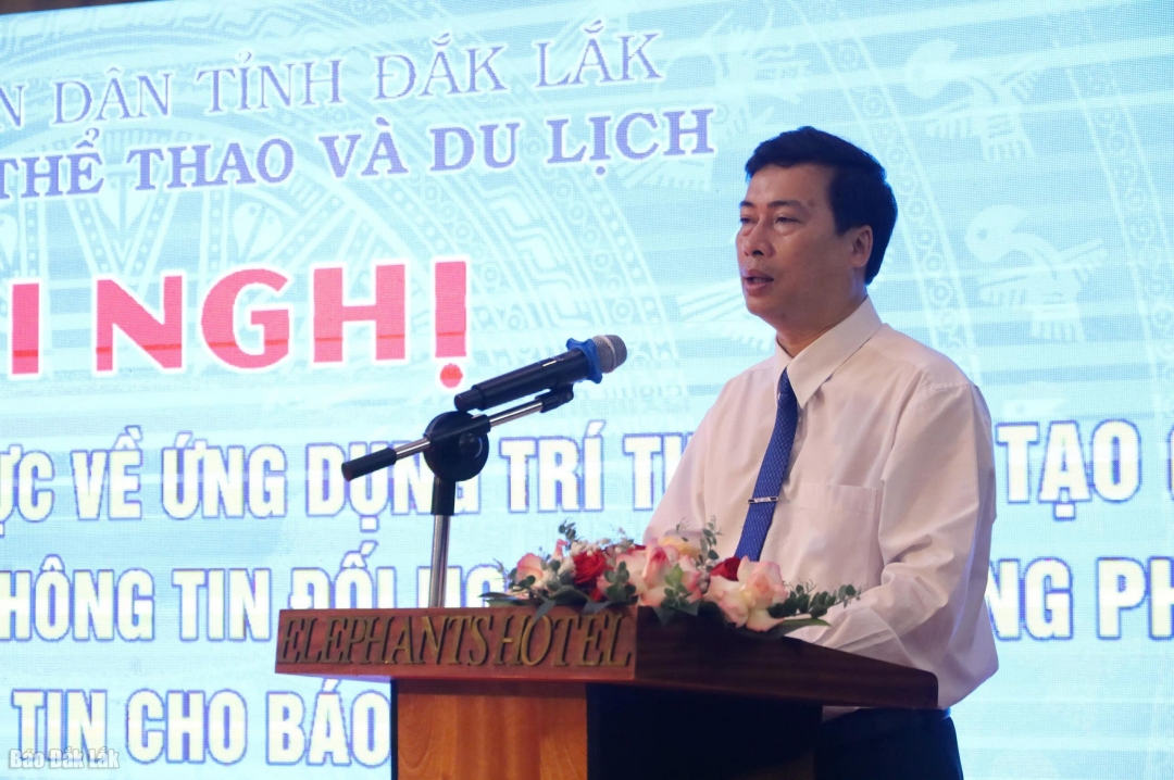 Giám đốc Sở Văn hóa - Thể thao và Du lịch tỉnh Trần Hồng Tiến phát biểu tại hội nghị