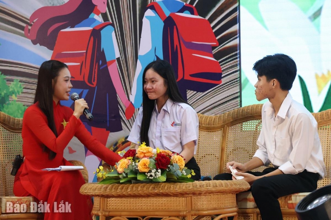 Sinh viên nhận học bổng giao lưu tại buổi lễ.