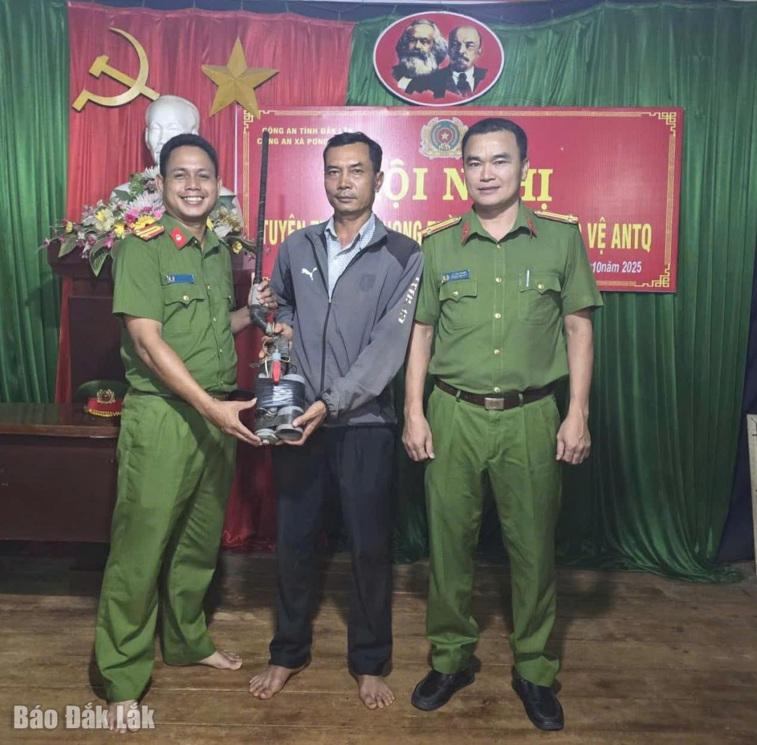 Người dân giao nộp vụ khí tự chế cho Công an xã tại buổi tuyên truyền phong trào bảo vệ an ninh tổ cquoocs