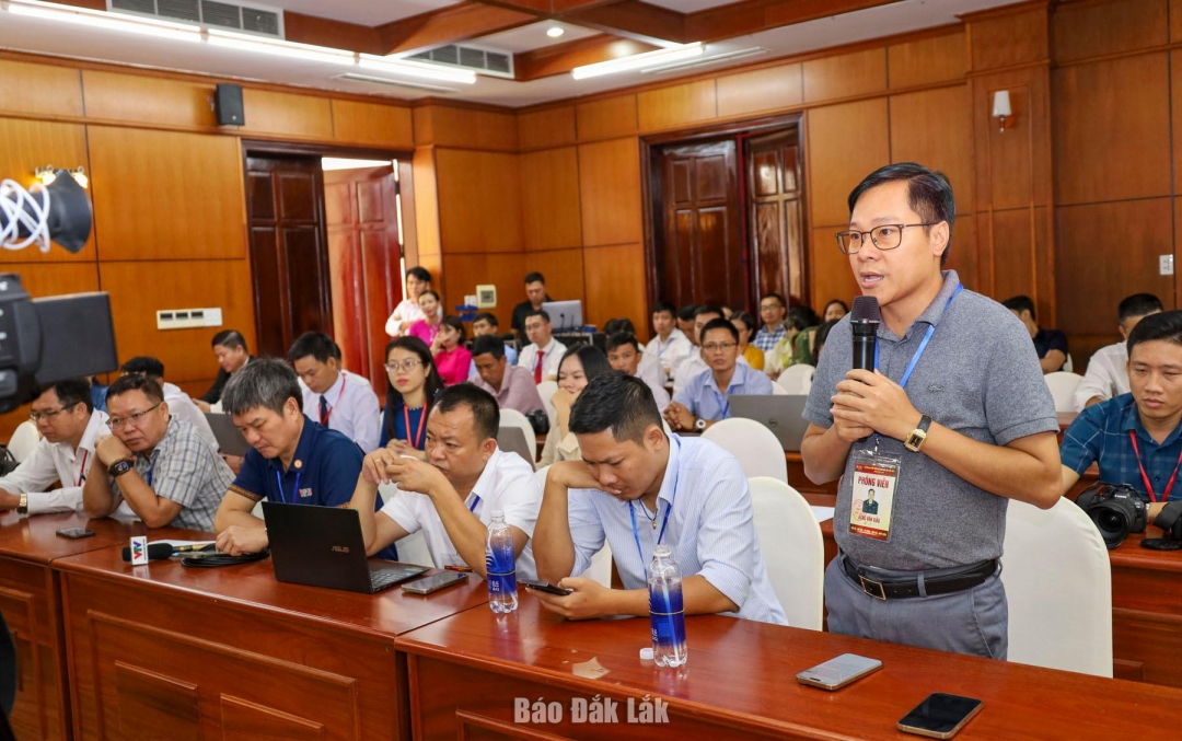 Phóng viên Ngọc Giàu, Báo Thanh Tra nêu câu hỏi tại họp báo. Ảnh: Ngọc Thắng
