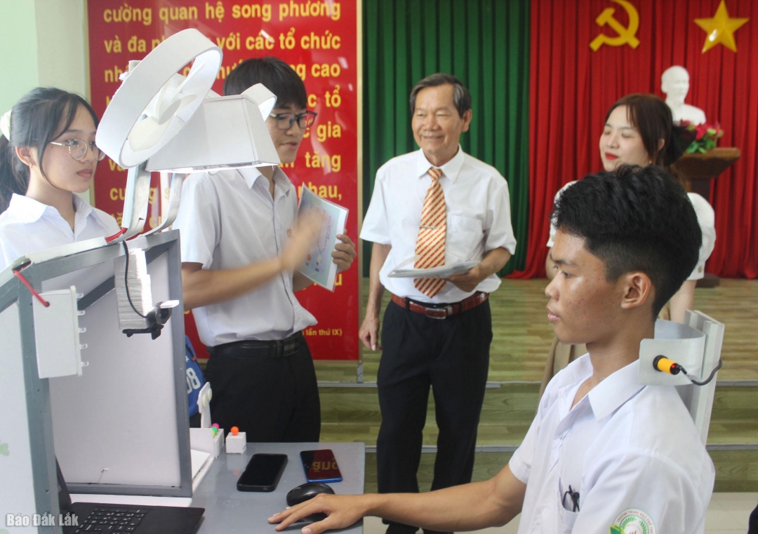 -	Các tác giả ““ Bàn học tích hợp AI hỗ trợ học sinh” thuyết trình sản phẩm với Ban giám khảo.
