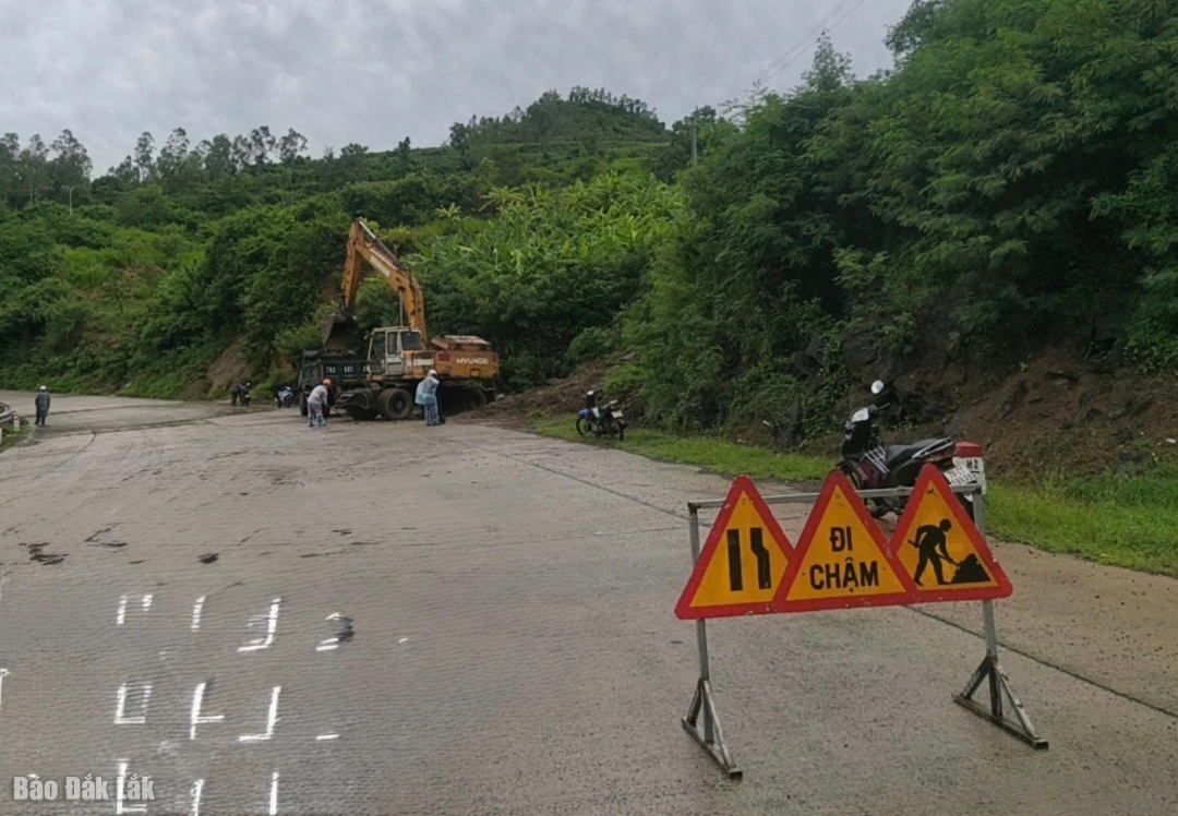 Đơn vị bảo trì xử lý vị trí bị sụt trượt đất trên ĐT.643.