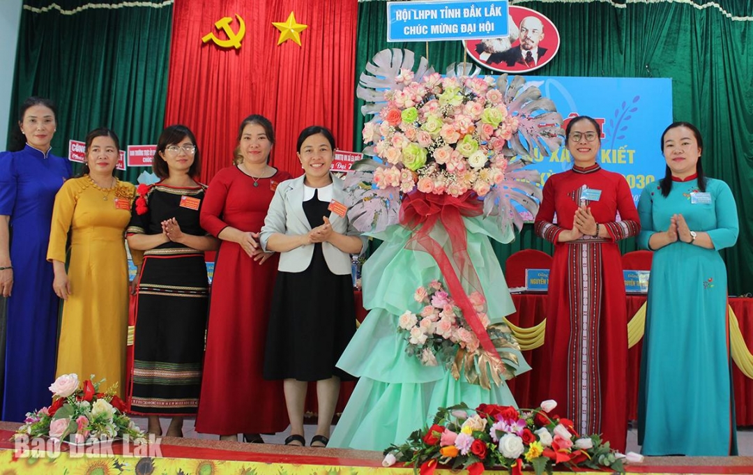 Bà Võ Thị Ngọc, Phó Chủ tịch Hội LHPN tỉnh tặng hoa chúc mừng đại hội.