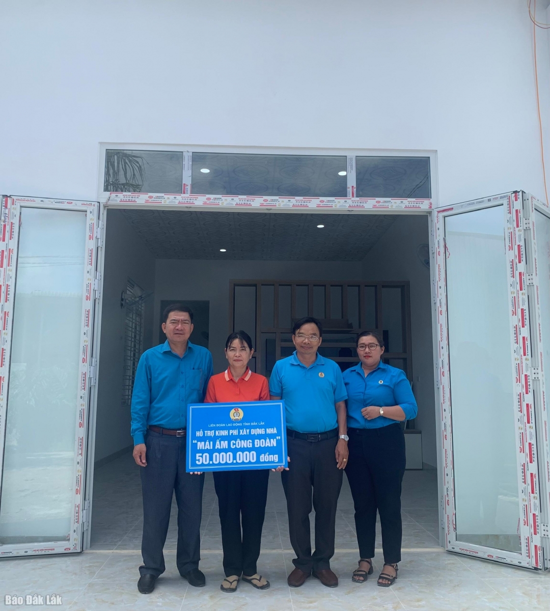 Đoàn viên Nguyễn Thị Hà nhận hỗ trợ kinh phí từ LĐLĐ tỉnh.
