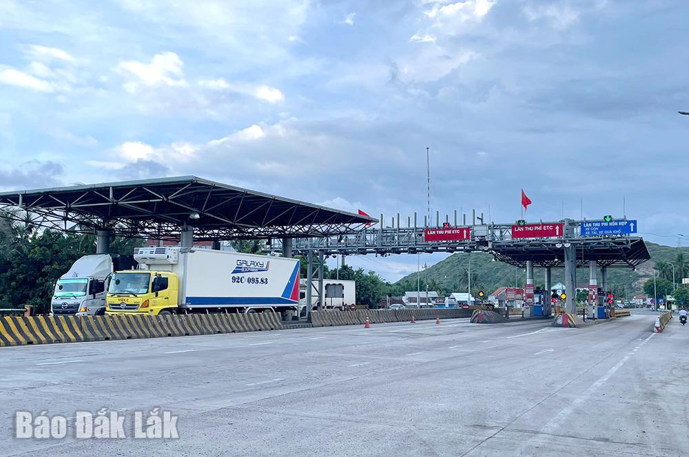 Trạm thu phí An Dân đang triển khai miễn thu phí đối với các phương tiện chở hàng cứu trợ lụt bão.