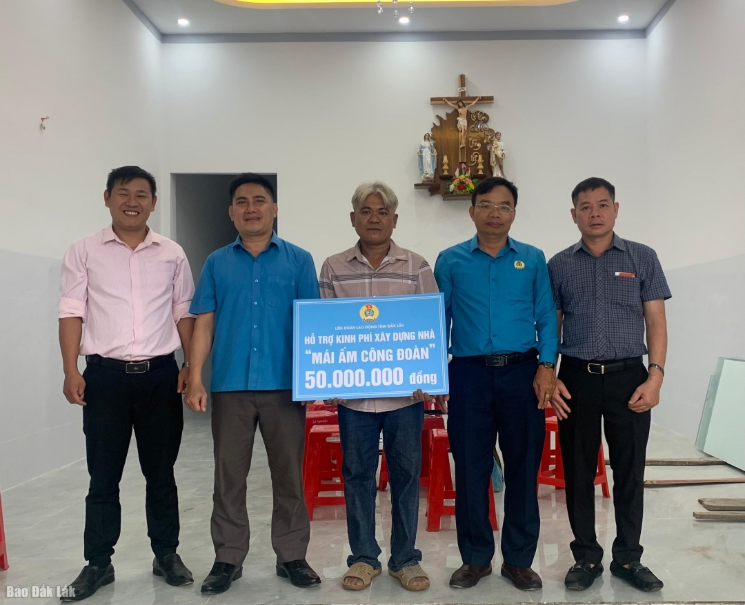 LĐLĐ tỉnh trao kinh phí hỗ trợ xây dựng nhà cho đoàn viên Lê Ngọc Hiền