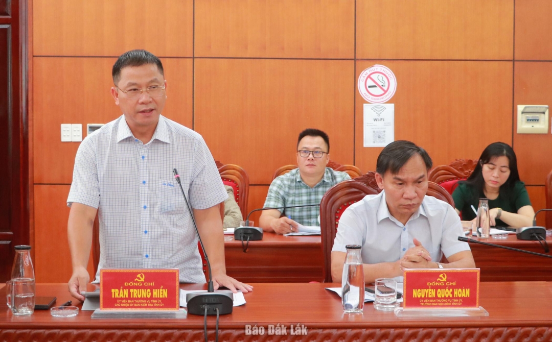 Ủy viên Ban Thường vụ Tỉnh ủy, Chủ nhiệm UBKT Tỉnh ủy Trần Trung Hiển phát biểu tại hội nghị.