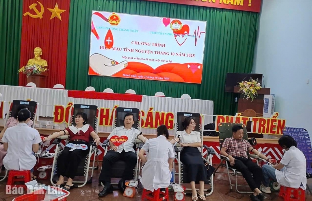 Cán bộ, công chức, thanh niên và người dân tham gia hiến máu tai phường Thành Nhất