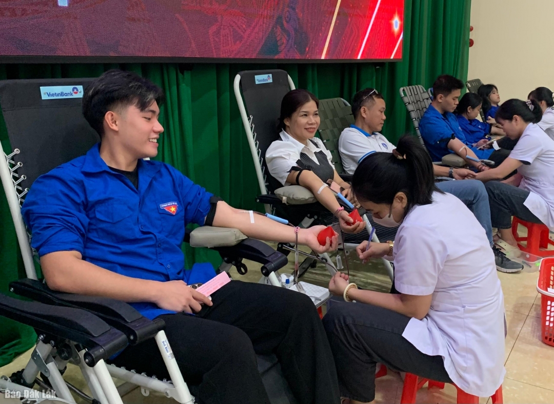Sinh viên Phân hiệu Trường Đại học Luật Hà Nội tại tỉnh Đắk Lắk tham gia hiến máu