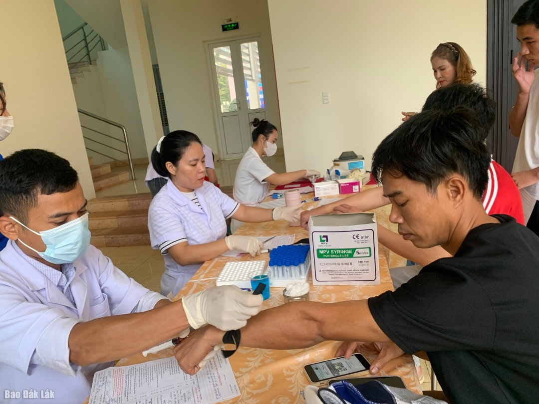 Đông đảo người dân ,thanh niên tham gia hiến máu tình nguyện năm 2025 với chủ đề “Một giọt máu-triệu tấm lòng bước vào kỷ nguyên mới”.