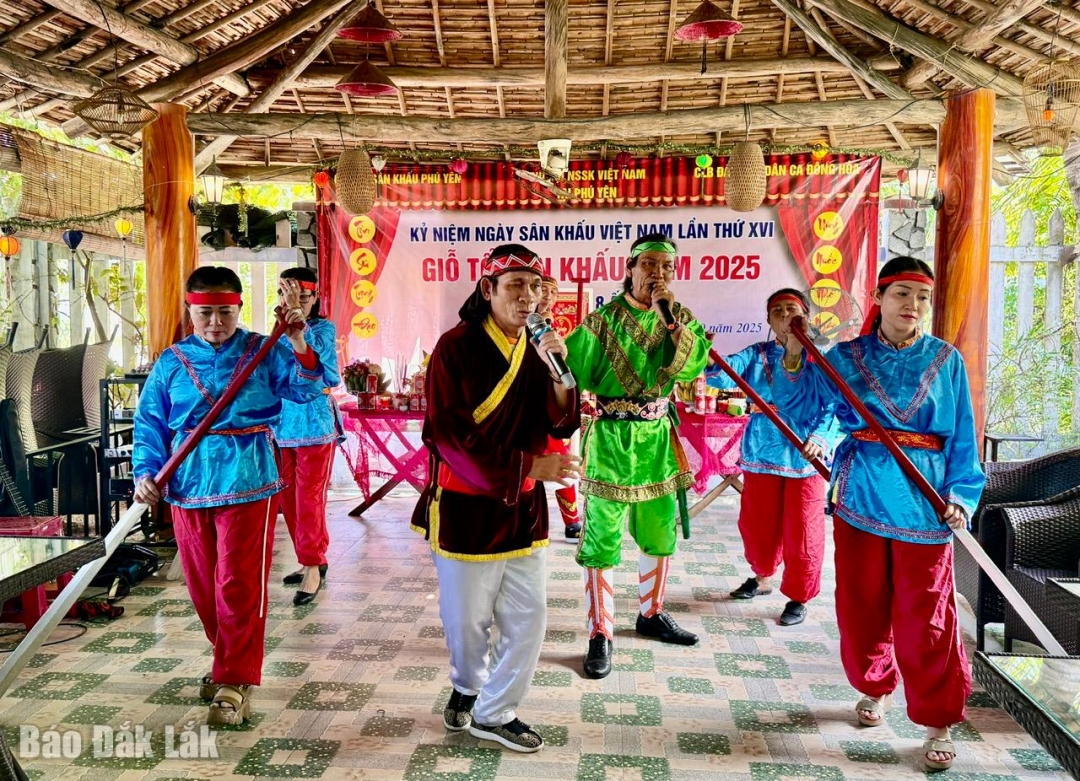 Tập thể nghệ sĩ trình bày tiết mục Hò bá trạo.