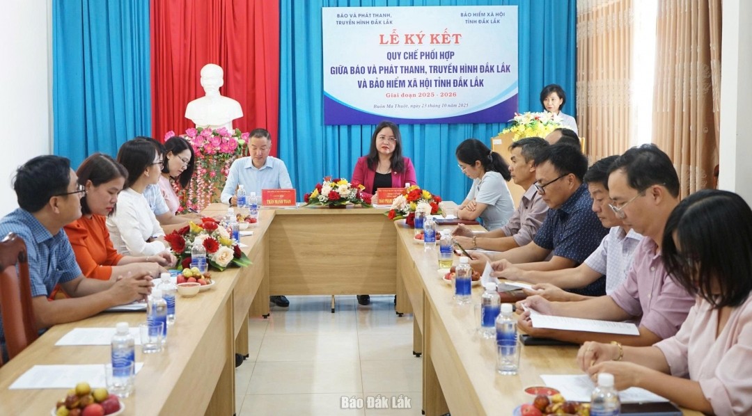 Đại biểu tham dự Lễ phối hợp ký kết tuyên truyền.