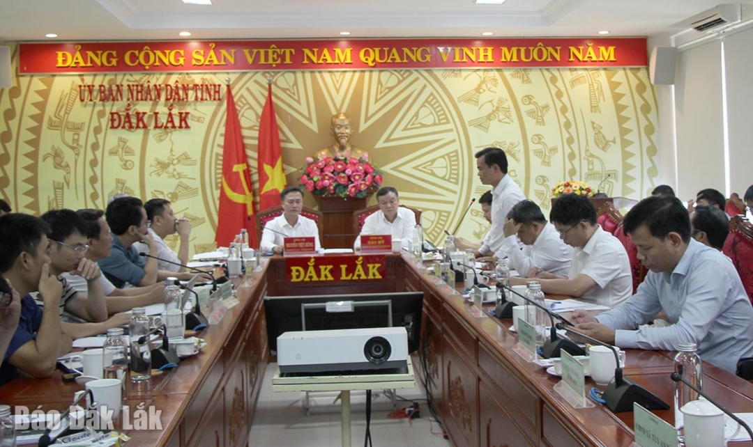 Thứ trưởng Bộ Xây dựng Nguyễn Việt Hùng cùng Phó Chủ tịch UBND tỉnh Đào Mỹ chủ trì buổi làm việc.