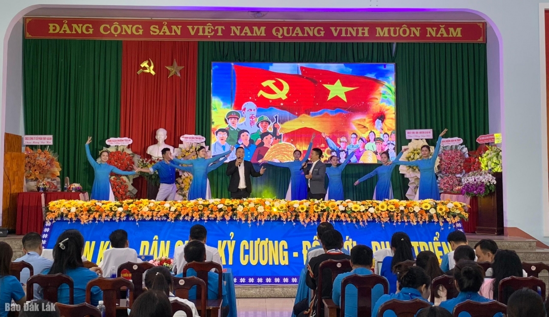 Văn nghệ chào mừng đại hội
