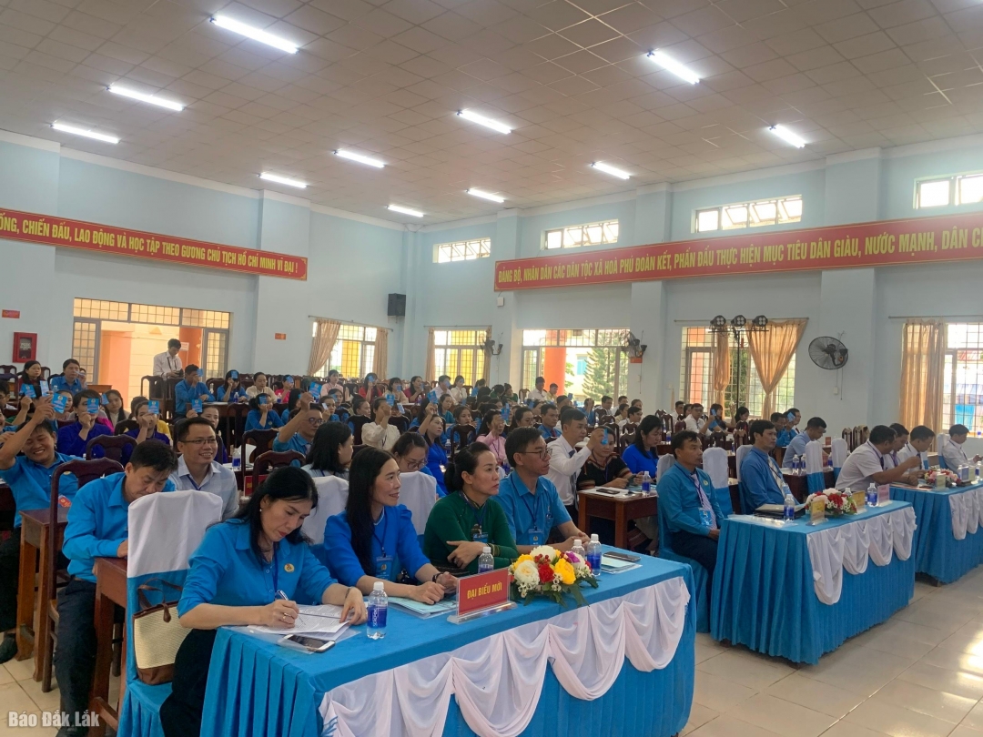 Đại biểu biểu quyết thông qua chương trình đại hội