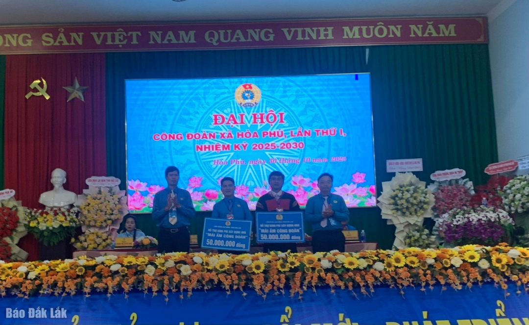 LĐLĐ tỉnh trao hỗ trợ kinh phí tặng 2 mái ấm công đoàn