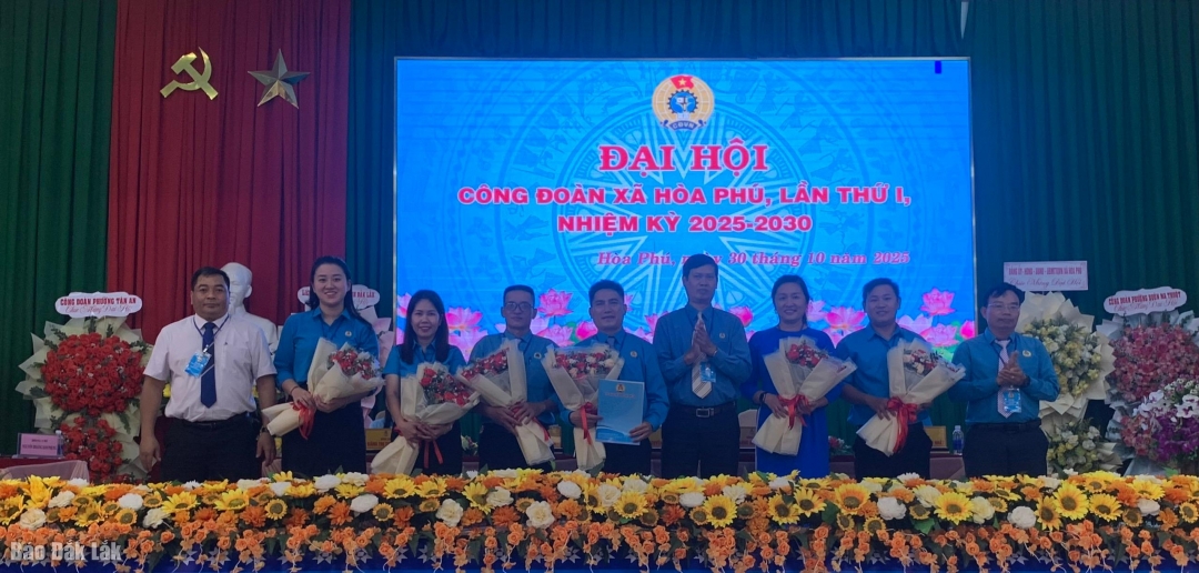 BCH Công đoàn xã Hòa Phú ra mắt tại đại hội