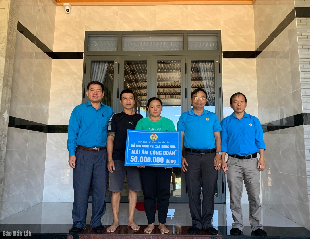 lãnh đạo LĐLĐ tỉnh cùng địa phương trao kinh phí hỗ trợ xây dựng nhà cho gia đình đoàn viên Nguyễn Thị Cẩm Hương