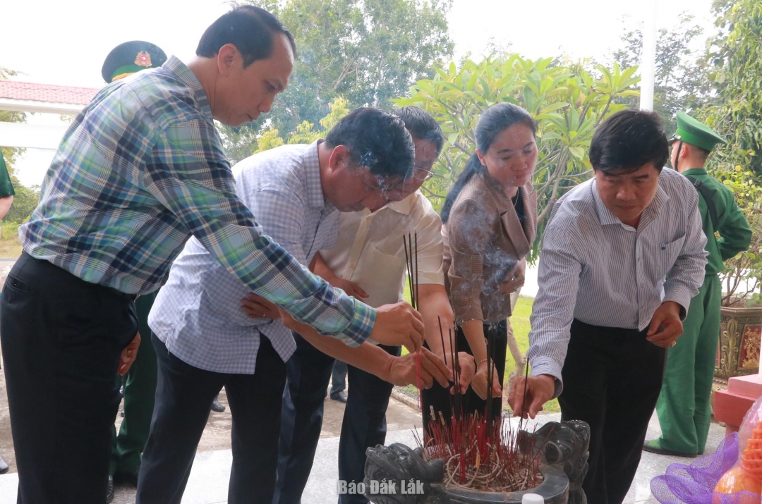 Các đại biểu dâng hương lên Nhà bia ghi danh liệt sĩ hy sinh tại khu vực Đồn Biên phòng Ea H’leo.