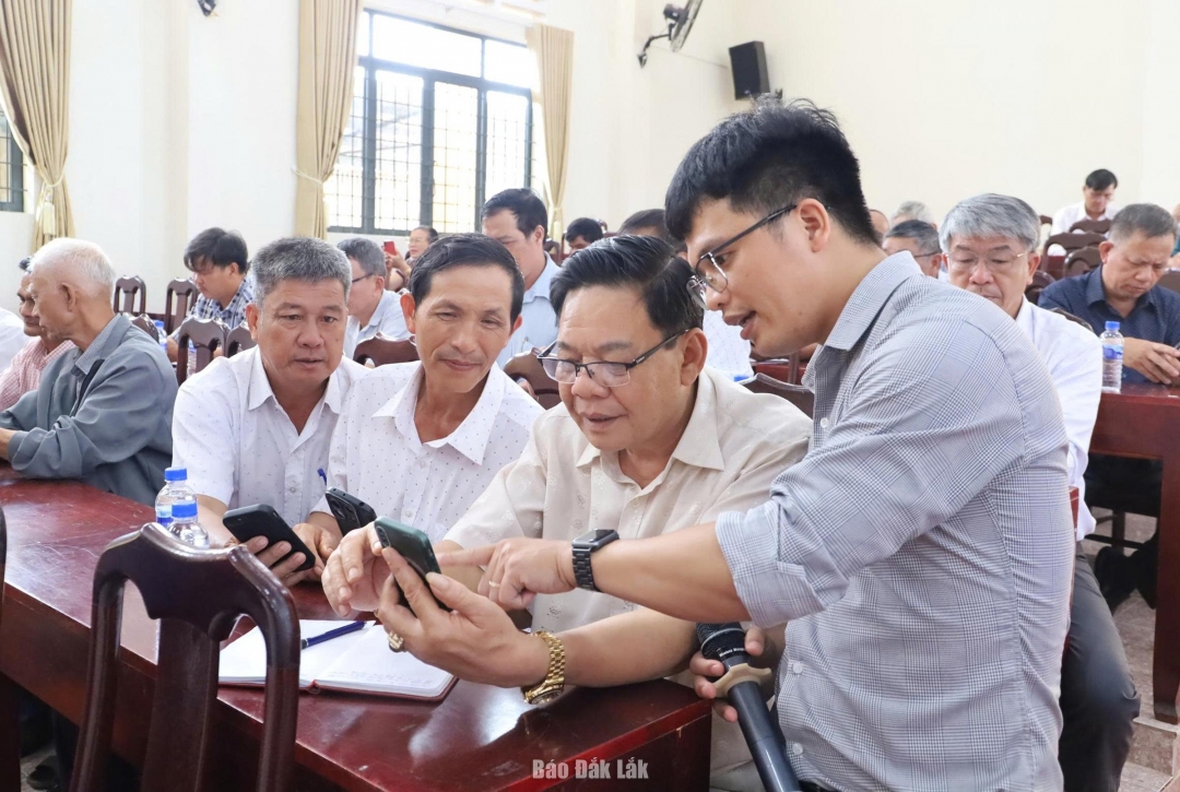 Cán bộ phường Tân Lập hướng dẫn các bí thư, trưởng tổ dân phố sử dụng Ứng dụng hệ thống cung cấp thông tin quy hoạch đô thị và cấp phép xây dựng.