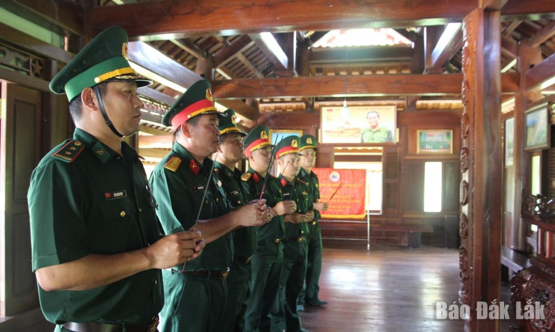 Đoàn công tác dâng hương tại Nhà thờ Bác Hồ ở Đồn Biên phòng Ia Rvê.