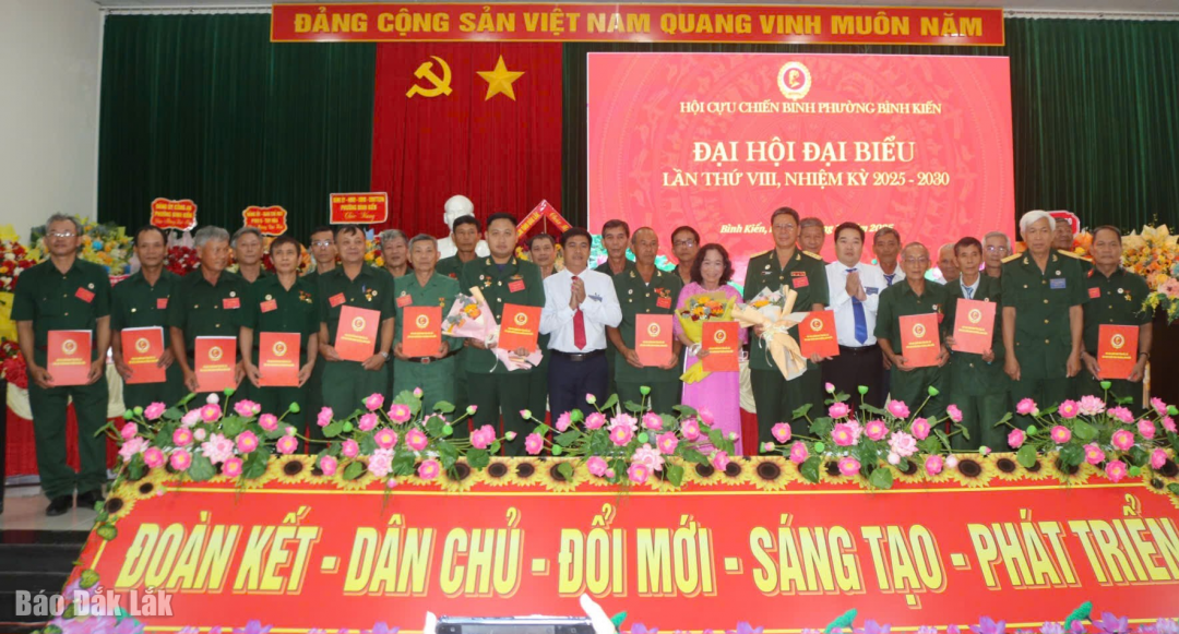 Ban Chấp hành Hội Cựu chiến binh phường Bình Kiến khóa VIII, nhiệm kỳ 2025 – 2030 ra mắt đại hội.