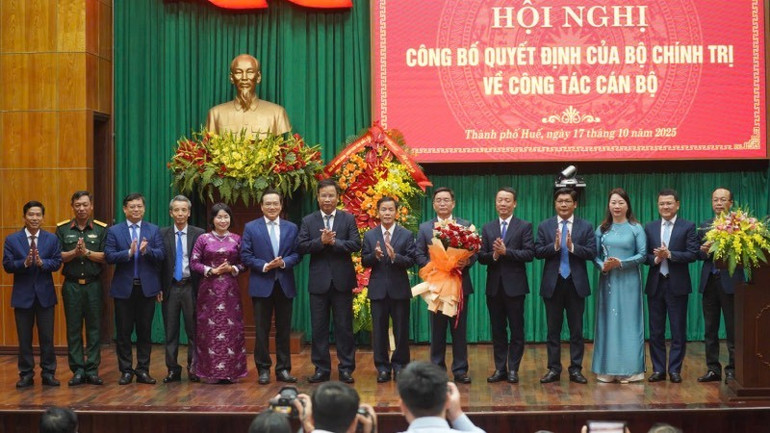 Tân Bí thư Thành ủy Nguyễn Đình Trung nhận lời chúc mừng của tập thể Ban Thường vụ Thành ủy Huế.