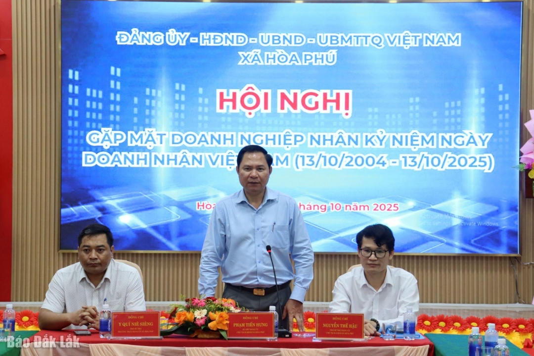 Bí thư Đảng ủy, Chủ tịch HĐND xã Hòa Phú Phạm Tiến Hưng phát biểu tại hội nghị.
