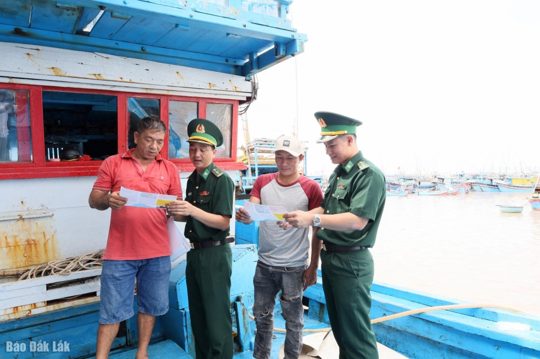 Cán bộ Đồn Biên phòng Tuy Hòa tuyên truyền, hướng dẫn ngư dân tuân thủy các quy định về chống khai thác IUU.