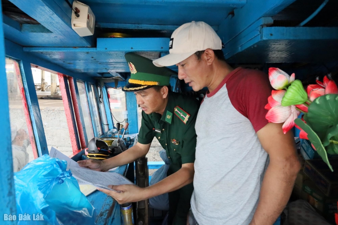 Cán bộ Đồn Biên phòng Tuy Hòa kiểm tra giấy tờ các tàu cá trước khi xuất bến tại cảng cá Đông Tác. 