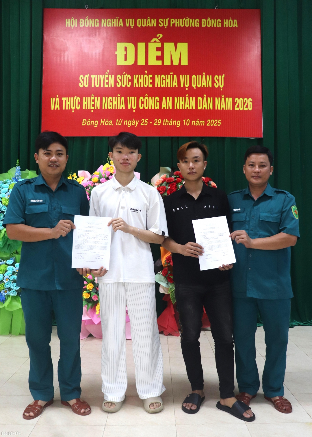 Hội đồng Nghĩa vụ quân sự phường Đông Hòa tiếp nhận đơn tình nguyện nhập ngũ của 2 thanh niên Nguyễn Tấn Phát và Trà Thống Nhất.