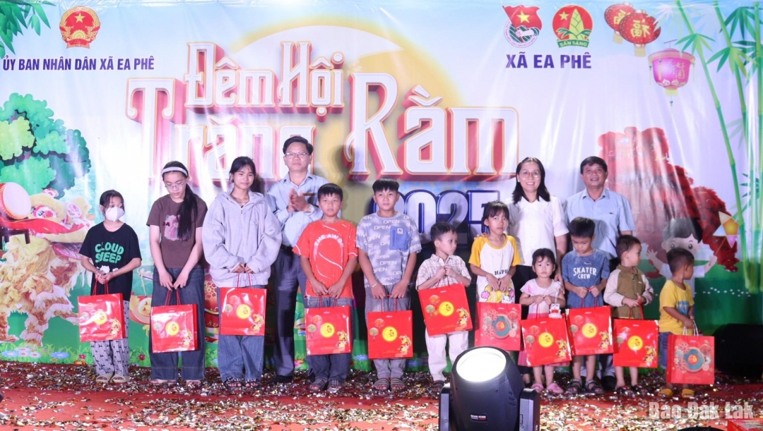 Lãnh đạo xã Ea Phê tặng quà Trung thu cho các em thiếu nhi.