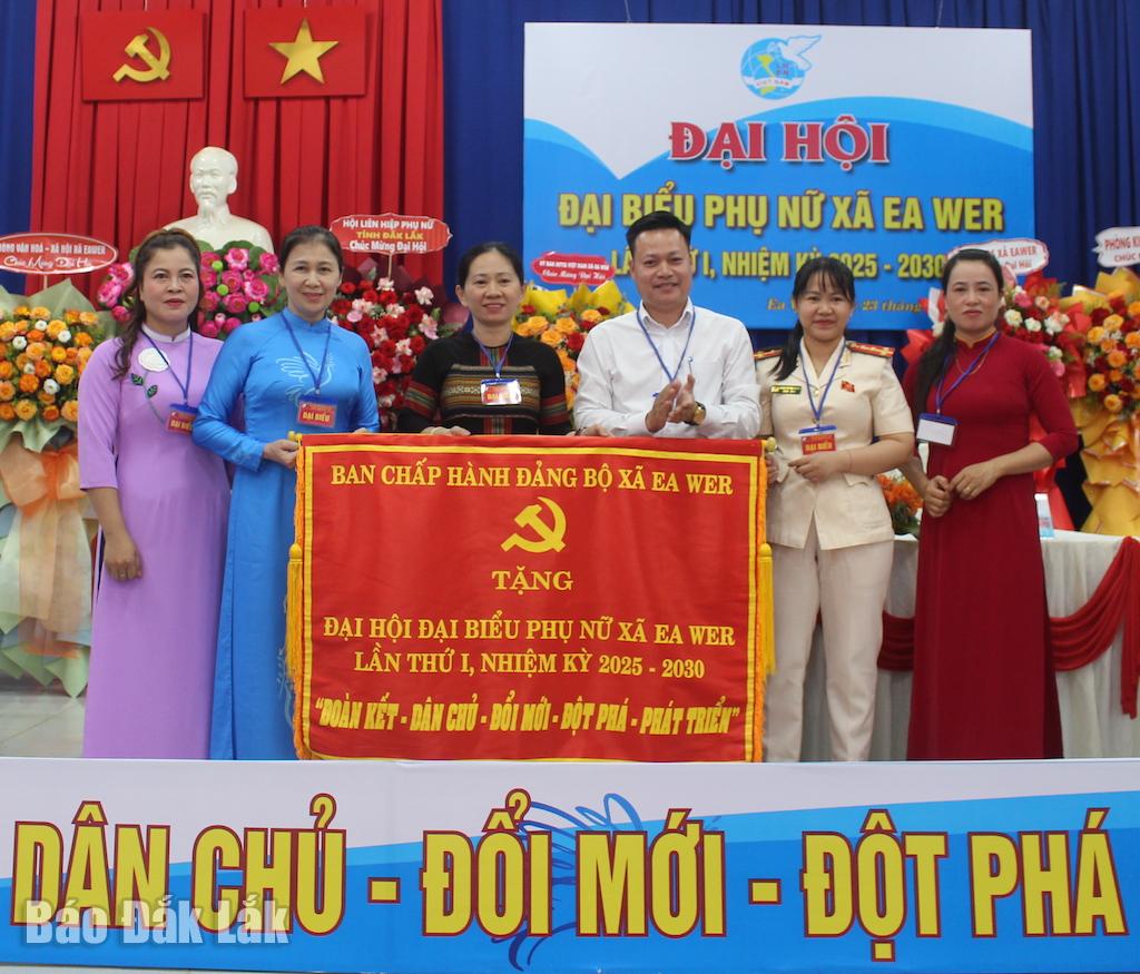 Đại diện Đảng ủ y - HĐND - UBND - Ủ y ban MTTQ Việt Nam xã tặng bức trướng chúc mừng đại hội