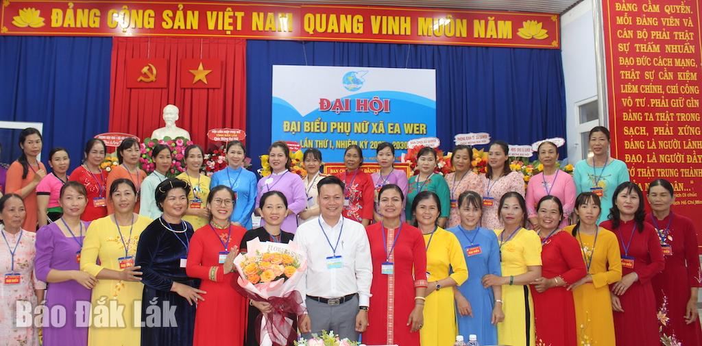 Ban Chấp hành Hội Phụ nữ xã Ea Wer lần thứ I, nhiệm kỳ 2025 - 2030 ra mắt đại hội.