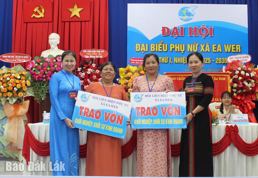 Ban Thường vụ Hội Phụ nữ xã Ea Wer trao vốn khởi nghiệp cho hội viên khó khăn. 