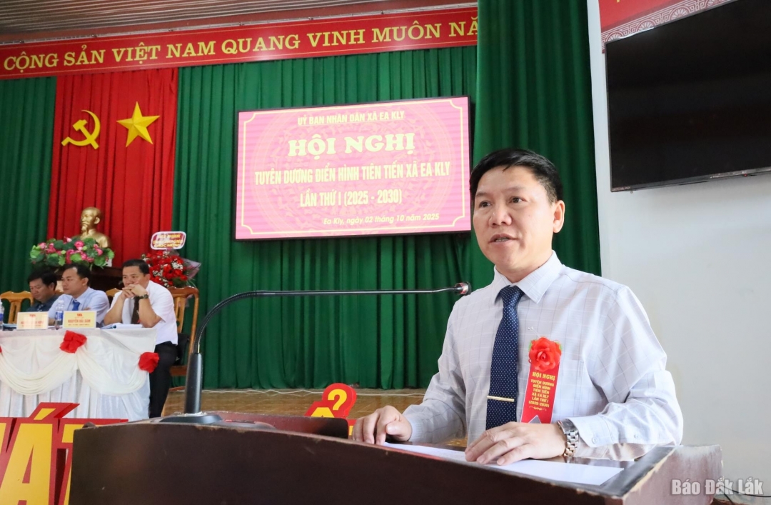 Bí thư Đảng ủy, Chủ tịch HĐND xã Nguyễn Văn Hoan phát biểu chỉ đạo hội nghị.