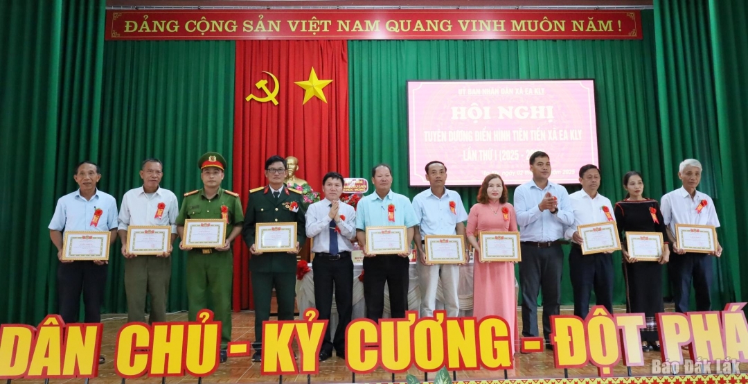 Các tập thể điển hình tiên tiến được tuyên dương tại hội nghị.