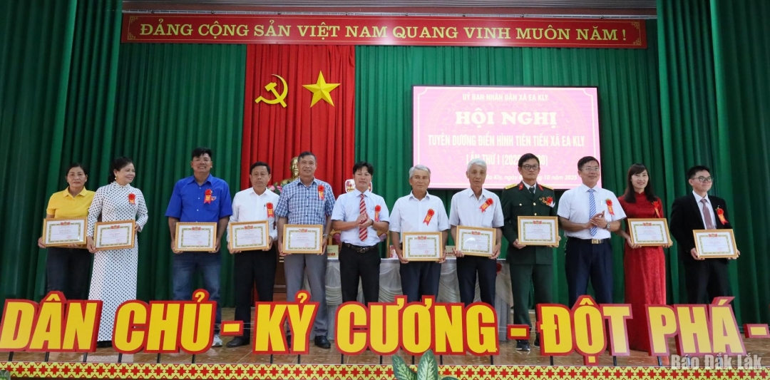Các cá nhân điển hình tiên tiến được tuyên dương tại hội nghị.
