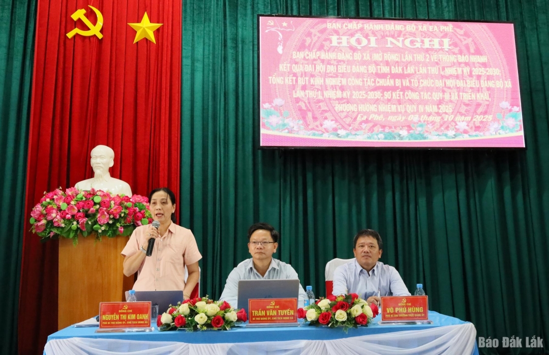 Chủ tịch UBND xã Nguyễn Thị Kim Oanh phát biểu ý kiến.