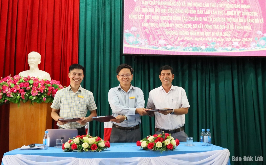 Ký Quy chế phối hơp công tác giữa Thường trực HĐND, UBND và Ban Thường trực UBMTTQVN xã.