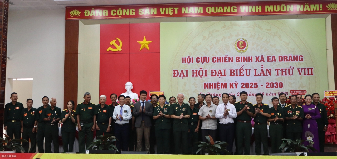 Ban Chấp hành Hội Cựu chiến binh xã Ea Drăng nhiệm kỳ 2025 - 2030 ra mắt nhận nhiệm vụ.