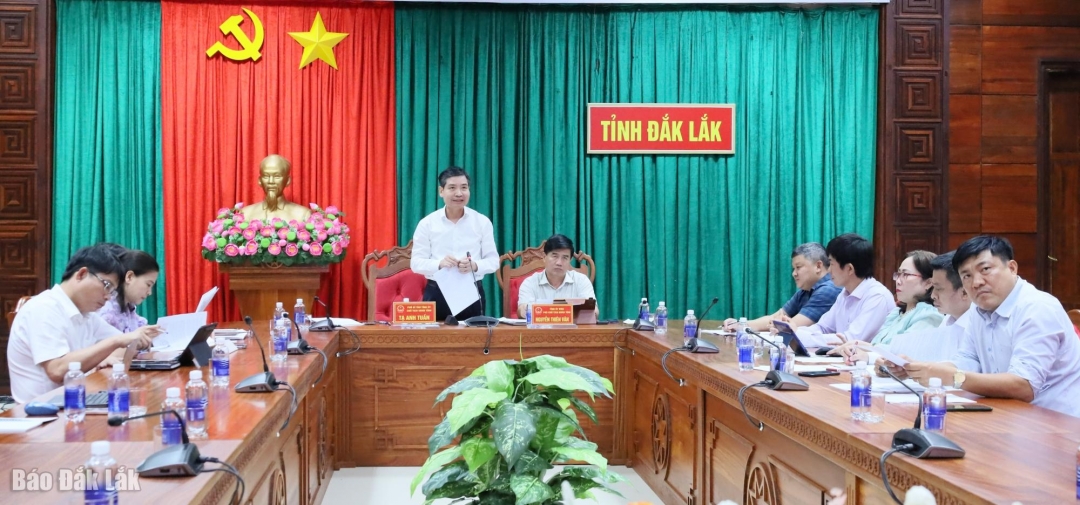 Chủ tịch UBND tỉnh Tạ Anh Tuấn báo cáo tình hình thực hiện chống khai thác IUU trên địa bàn Đắk Lắk.