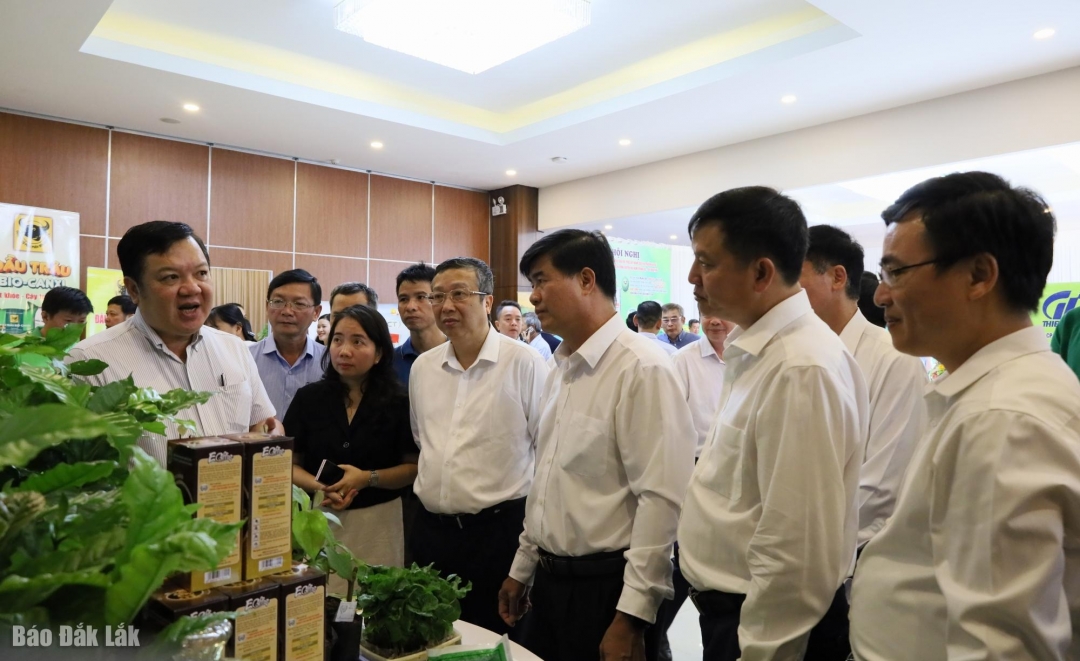 Các đại biểu tham quan gian hàng trưng bày, giới thiệu sản phẩm nghiên cứu của Viện Khoa học kỹ thuật nông nghiệp nghiệp Tây Nguyên.