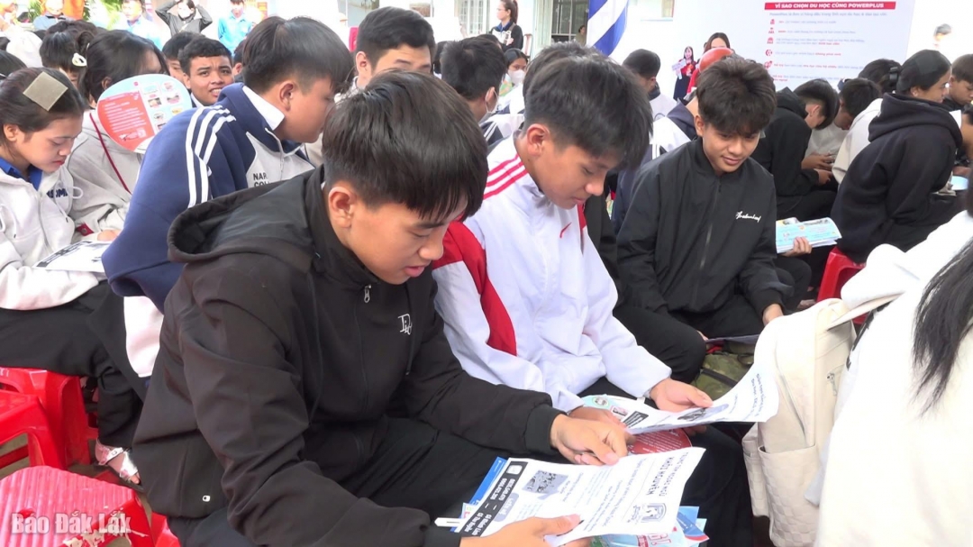 Học sinh xã Pơng Drang tìm hiểu về thị trường lao động tại Ngày hội việc làm năm 2025 trên địa bàn.