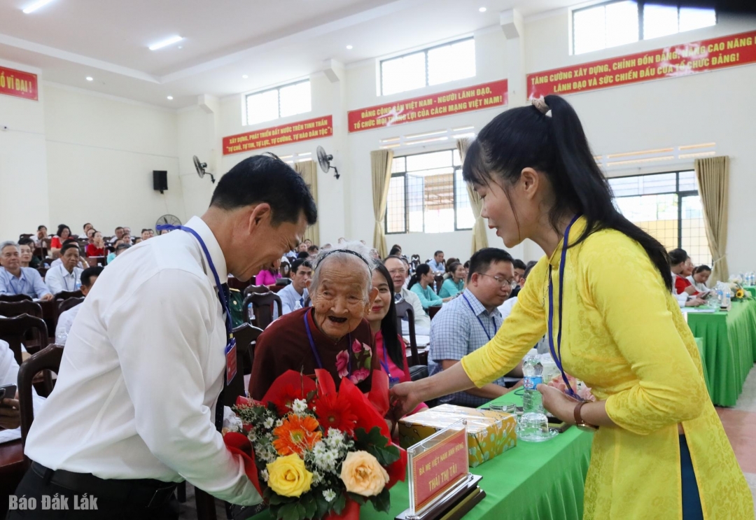 Đại hội tặng hoa Mẹ Việt Nam anh hùng Thái Thị Tài.