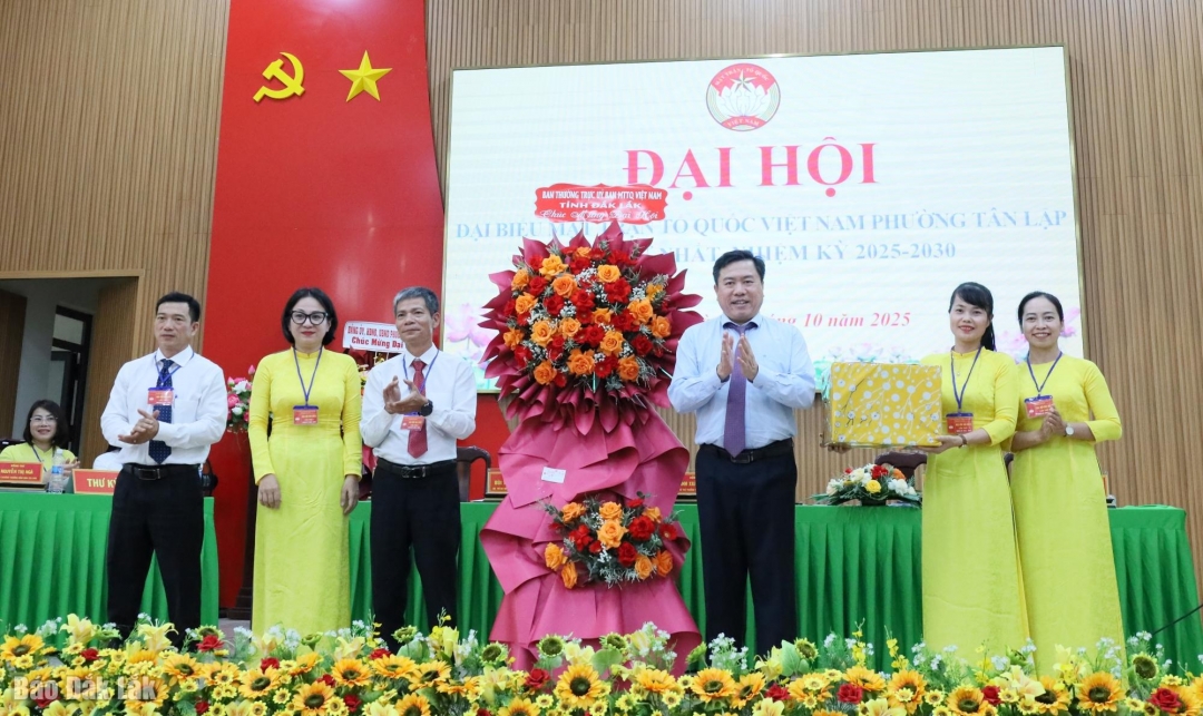 Ủy viên Ban Thường vụ Tỉnh ủy, Phó Chủ tịch Thường trực Ủy ban MTTQ Việt Nam tỉnh Trần Hữu Thế tặng hoa và quà chúc mừng đại hội.