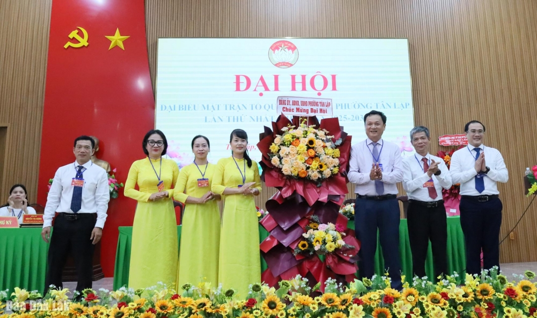 Bí thư Đảng ủy, Chủ tịch HĐND phường Tân Lập Vũ Văn Hưng tặng hoa chúc mừng đại hội.