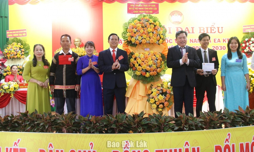 Ủy viên Ban Thường vụ Tỉnh ủy, Phó Chủ tịch Thường trực Ủy ban MTTQ Việt Nam tỉnh Trần Hữu Thế tặng hoa chúc mừng đại hội.