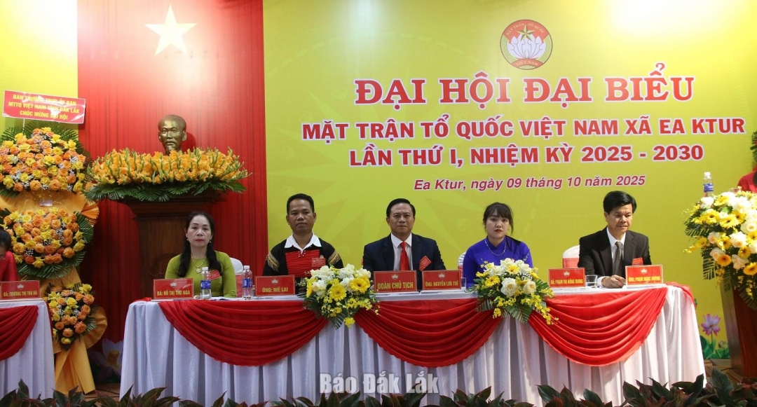 Đoàn chủ tịch điều hành đại hội.
